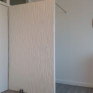 Umkleide Trennwand mit 3 D Dekofraesung 1